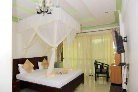 Victoria Royal Hotel เอนเทบเบ้ ภายนอก รูปภาพ
